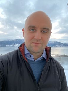André Moen Eide, utendørs portrettfoto med vinterlandskap i bakgrunnen.