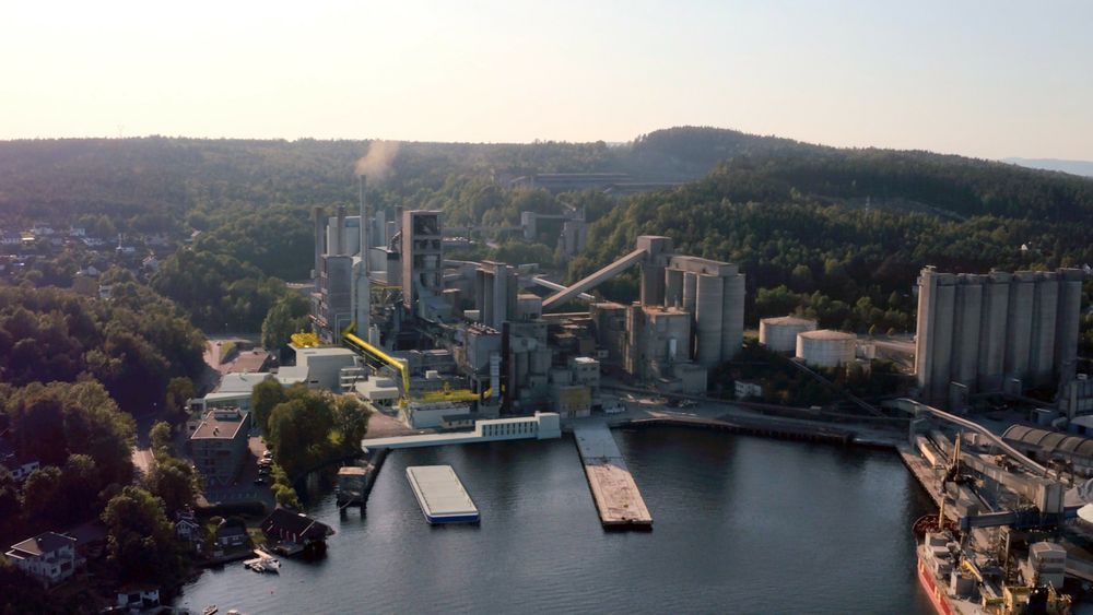 I 2024 vil sementfabrikken til Norcem se omtrent slik ut. Da skal et fullintegrert CO2-fangstanlegg være i drift, og sørge for at sementen som produseres blir nesten CO2-fri.