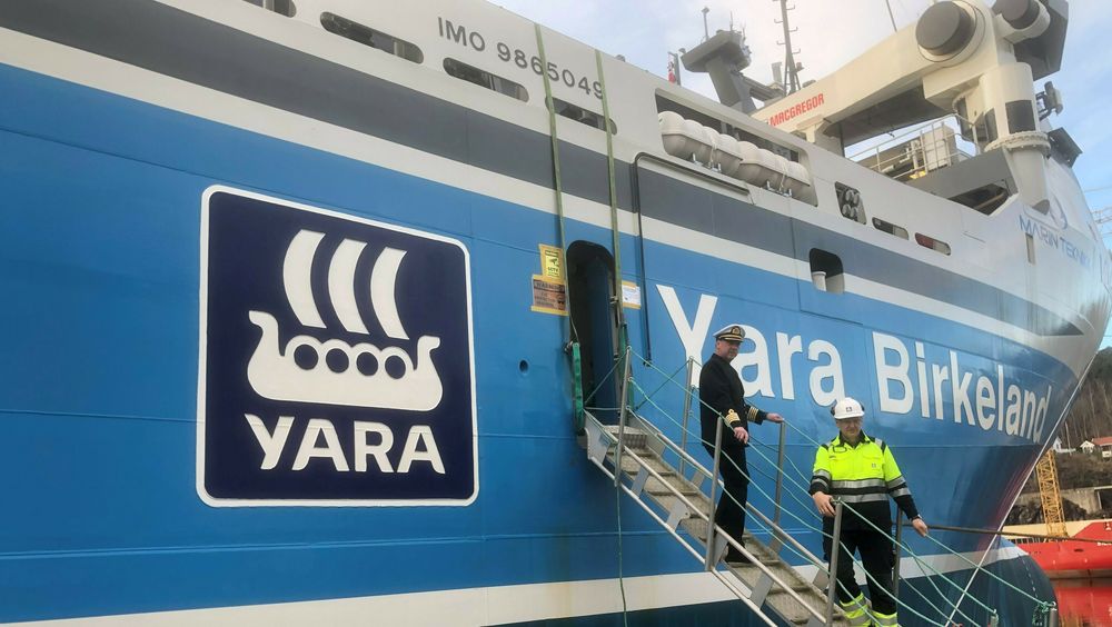Kaptein Ragnar Stanging og Yara Porsgrunns fabrikksjef Jon Sletten på vei ned leideren til Yara Birkeland ved kai i Trosvik i Brevik.