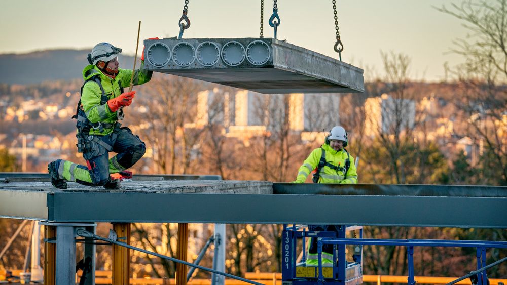 RIF mener kravene tlil dokumentasjon for ombruk av gamle komponenter ikke kan være like omfattende som for nye. Bildet viser hulldekker fra gammelt regjeringsbygg som skal heises på plass på ny legevakt i Oslo. Det ble ti ganger så dyrt som å bruke nye dekker.