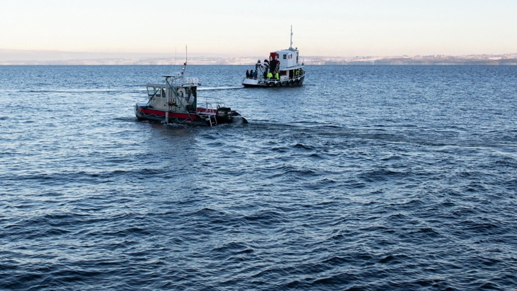 Disse båtene er ikke ute på havet, men derimot ute på Norges største innsjø, Mjøsa. Forskerne ombord er i ferd med å sende ned undervannsroboter for å samle inn data. Dette skal gi oss ny kunnskap både om historien og om dagens situasjon.