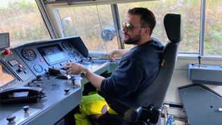 I løpet av noen år skal mer enn 400 norske tog utstyres med digitale signaler – her er erfaringene fra det aller første