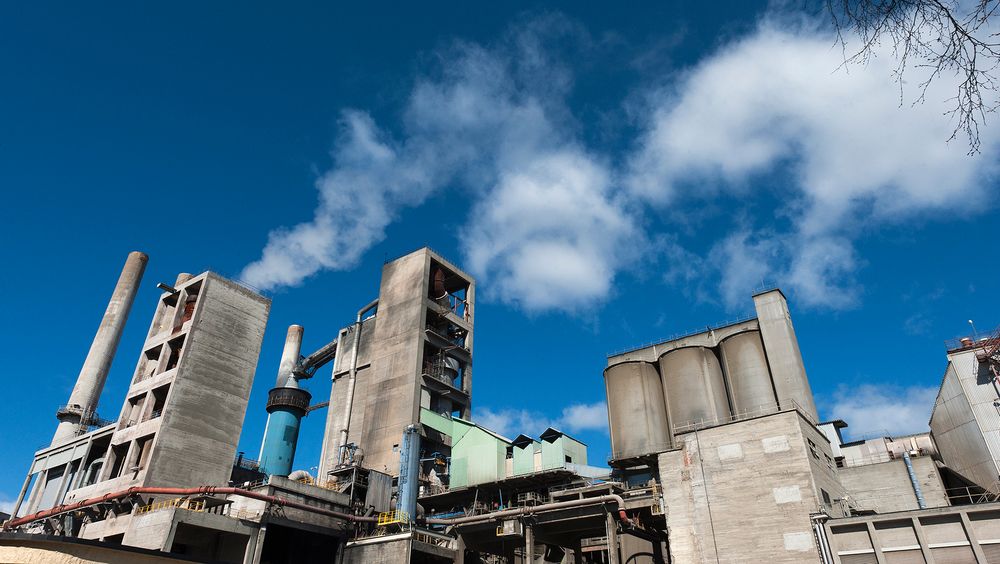 Aker Carbon Capture skal fange CO2 fra sementfabrikken til Norcem.