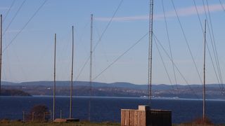 Antennemaster ved Jeløy Radio. I bakgrunnen ser vi over til Holmestrand.