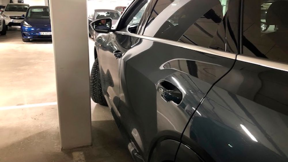 Audi E-tron på plass 100, ryggeparkert ved sidehindrende soyle