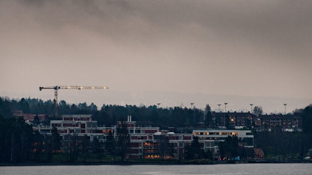 DNV GL, som holder til her på Høvik, utelukker ikke at de kan kreve erstatning som følge av statens fregattsøksmål.