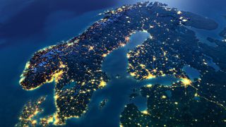Satellittfoto av Skandinavia om natten, opplyst av måneskinn og gatelys i byene.