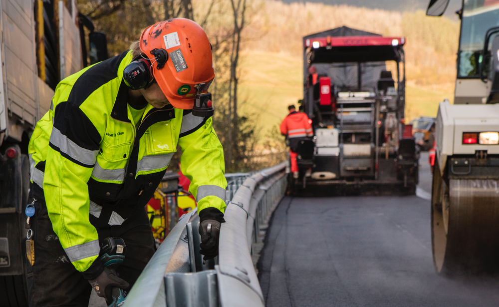 Statens vegvesen skjerper krav til rekkverksarbeider, og vil nå kreve at de som monterer dette har godkjente kurs.