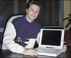 Dag Storli, produktsjef på bærbare PCer hos Compaq med en bærbar PC.