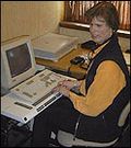 Hege Norset ved PC-en.