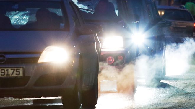 Regjeringen innfører årsavgift på elbiler. Fryser avgiftene på utslippsbiler
