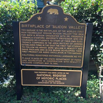 Skilt med overskriften «Birthplace of "Silicon Valley"» som står utenfor garasjen i Palo Alto hvor Hewlett-Packard (HP) ble etablert i 1938.