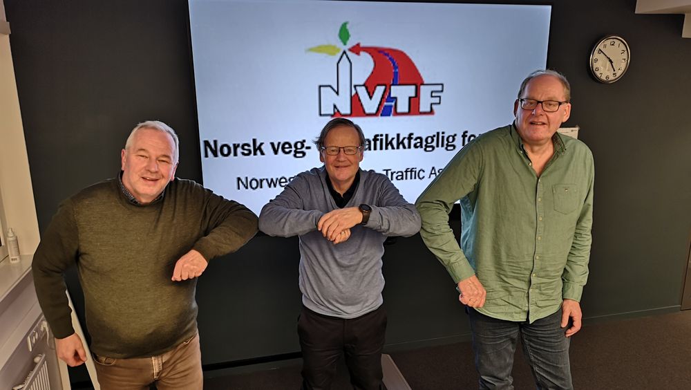 Fra prisutdelingen. Fv. redaktør Jarle Skoglund, Helge Jensen, som er leder i Norsk Veg og Trafikkfaglig Forening, samt salgssjef Steinar Alvestad.