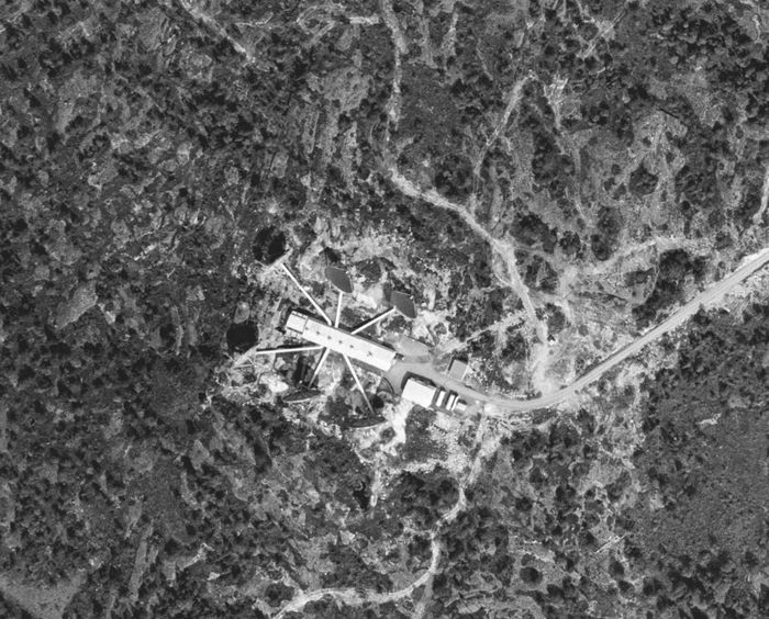 Flyfoto av ACE High-stasjonen på Stormyrheia i Grimstad i 1967.