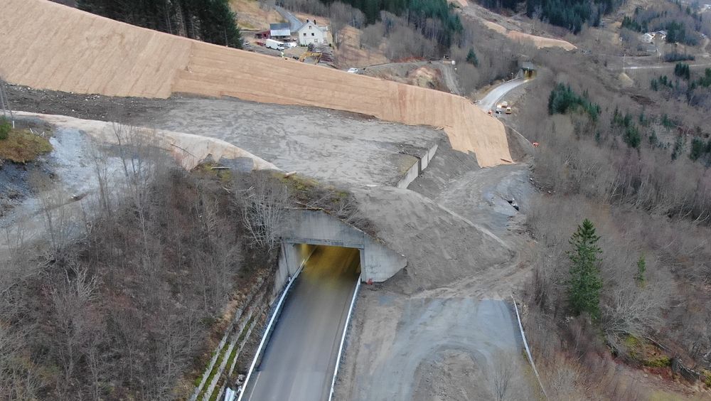 Lengre skredoverbygg og nye ledevoller gjør fylkesvei 17 i Kilvik tryggere.