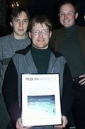 Gruppebilde av tre medarbeidere fra HEP under utdelingen av digi.no prisen 2. desember 1999. Fra venstre Lennart Johansen, Stein-Erik Karlsen og Morten Hjerde