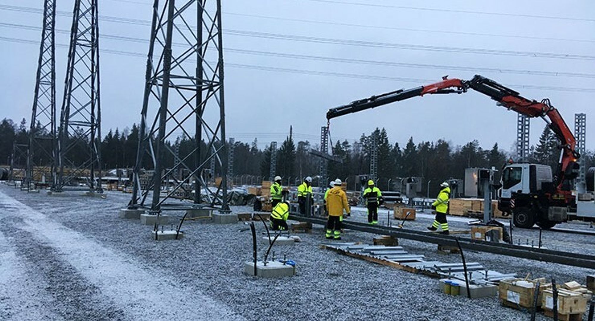 Begrensningene er nødvendige på grunn av driftssikkerhet, sier Svenska Kraftnät. Statnett mener de tar for liten risiko. Bildet er fra Skogssäter i Sverige, hvor kraftlinjen går over til Halden.