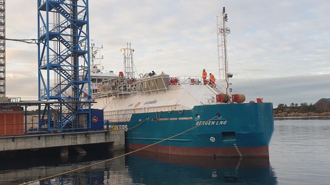 Nå kommer tankeren som skal levere naturgass til Hurtigruten – men de har ingen skip å levere til