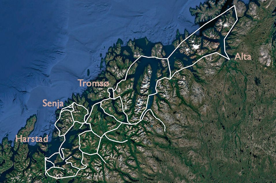 Bredbåndsfylket er eid av Troms og Finnmark fylkeskommune (80 prosent) og kommuner i Troms (20 prosent). Kartet viser fibernettet Bredbåndsfylket har bygd i fylket, men noen av byene inntegnet som landemerker.