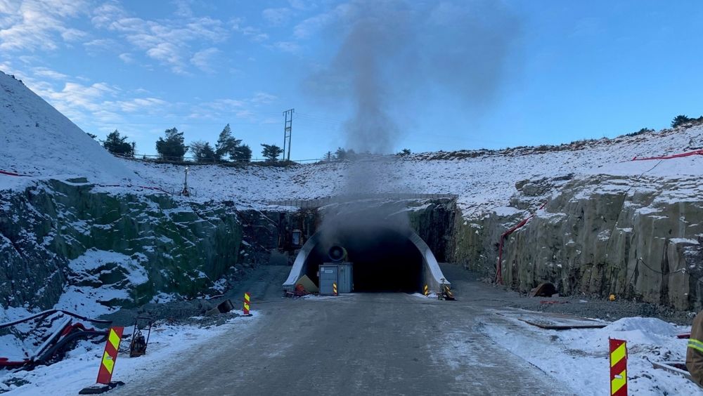 Brannen i Haramsfjordtunnelen startet på fredag formiddag, og ble slukket i løpet av kvelden.