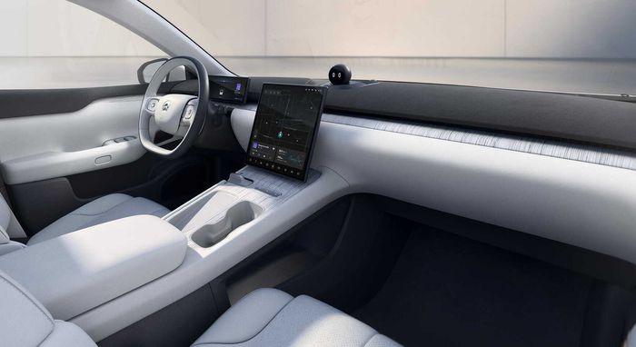 Bilen har minimalisitsk og moderne interiør.
