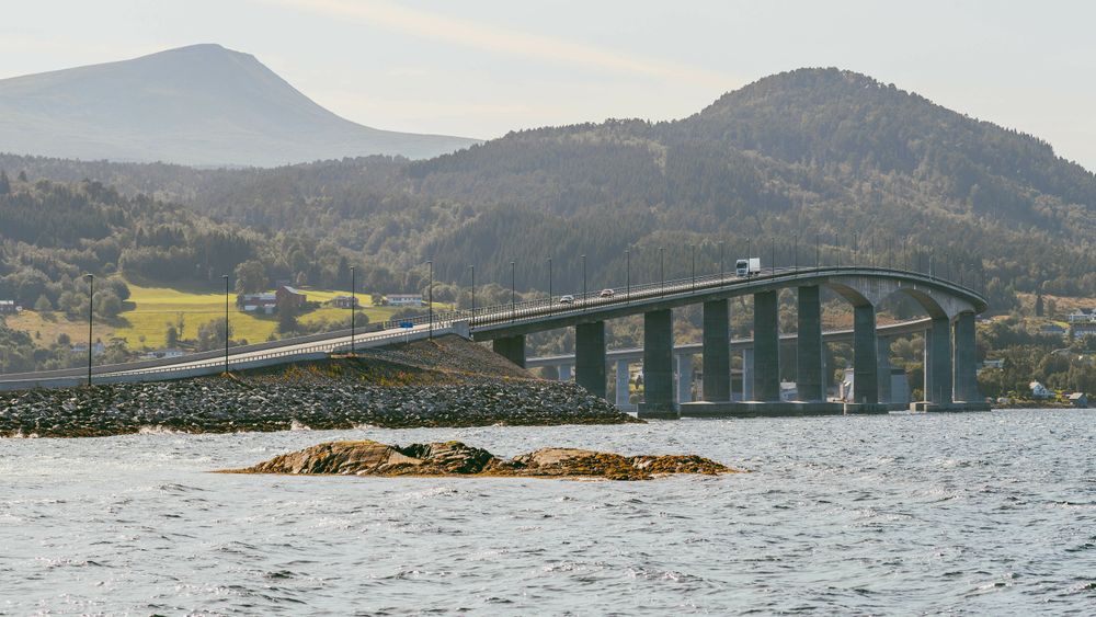 Fra fredag 15. januar kl. 12 blir det gratis for bilistene å kjøre over Tresfjordbrua.