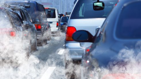 Bensin og diesel kan slippe unna økt CO₂-avgift: – Hårreisende tanke