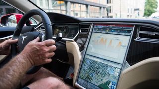Tesla bedt om å tilbakekalle biler med defekt skjerm i USA