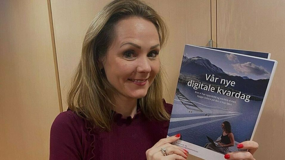 Distrikts- og digitaliseringsminister Linda Hofstad Helleland med rapporten «Vår nye digitale kvardag».
