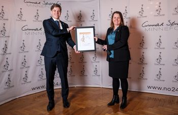 Avdelingsdirektør Bente Hoff i NSM mottar diplomet for Sønstebyprisen 2021 av Jonas Sønsteby, styremedlem i Sønstebyfondet og barnebarn av Gunnar Sønsteby.