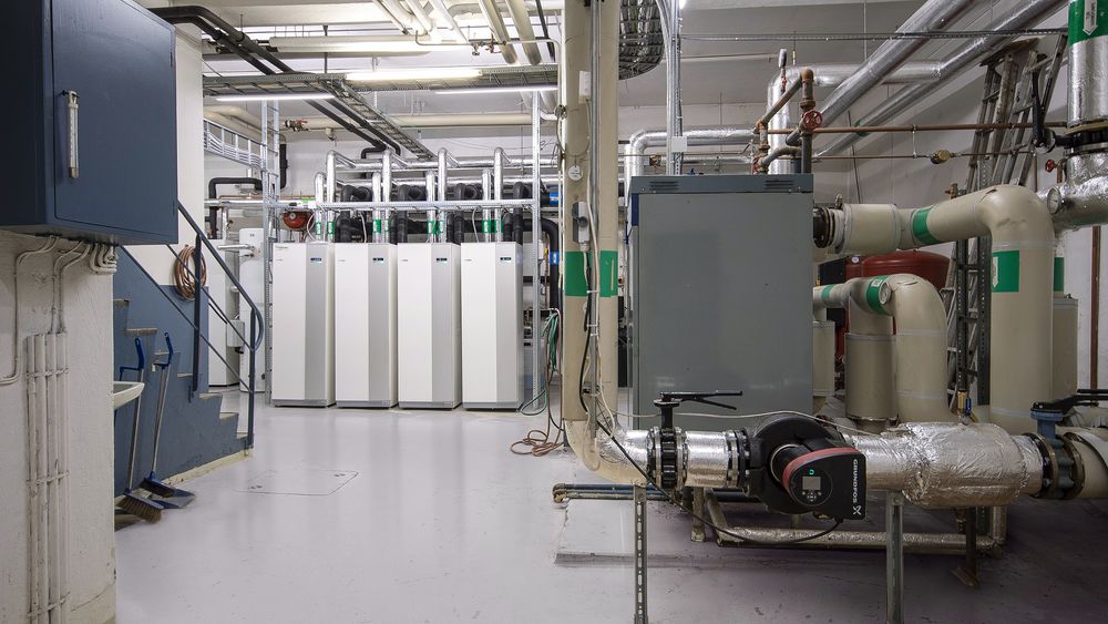 Kolsrud har nå installert bergvarme. Det er boret i alt 22 brønner på 300 meter i fjell. I energisentralen er det installert 4 stk. varmepumper som til sammen yter 240 kW, samt nytt varmtvannsystem tilpasset drift med varmepumpe.