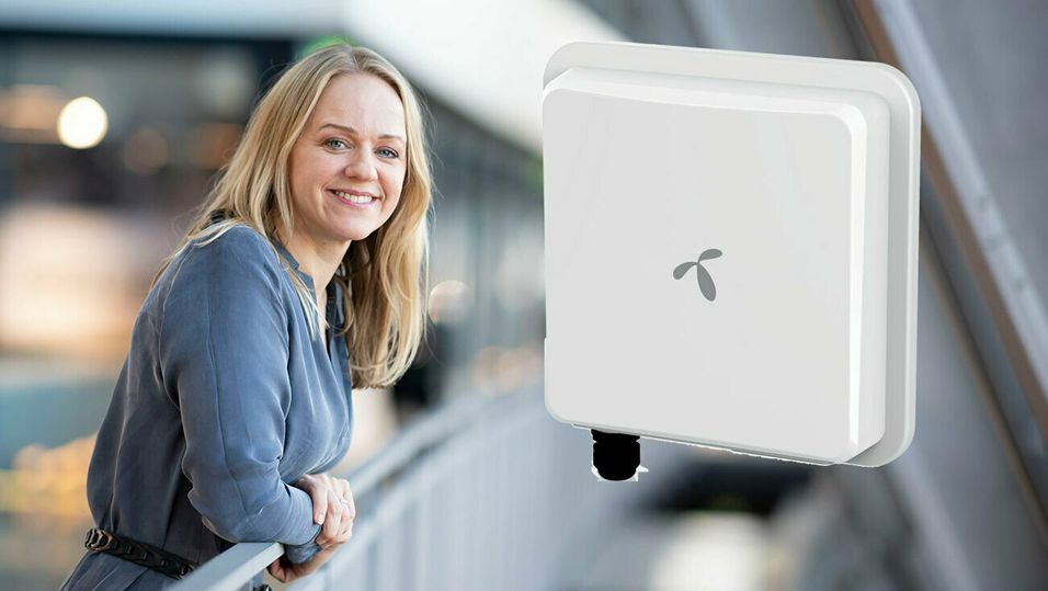 Telenor Norges divisjonsdirektør for fastnett og TV, Camilla Amundsen, her med Zyxel-ruteren innfelt, med Telenor-logo, som brukes som utendørsenhet når Telenor leverer fast trådløst bredbånd til kundene. Boksen støtter både 4G og 5G.
