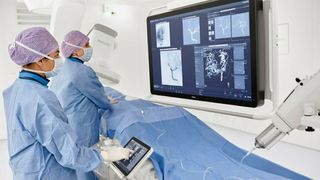 SmartCT er navnet på Philips’ nye bildesystem, der legen ser et CT-lignende 3D-bilde laget med røntgen og softvare.