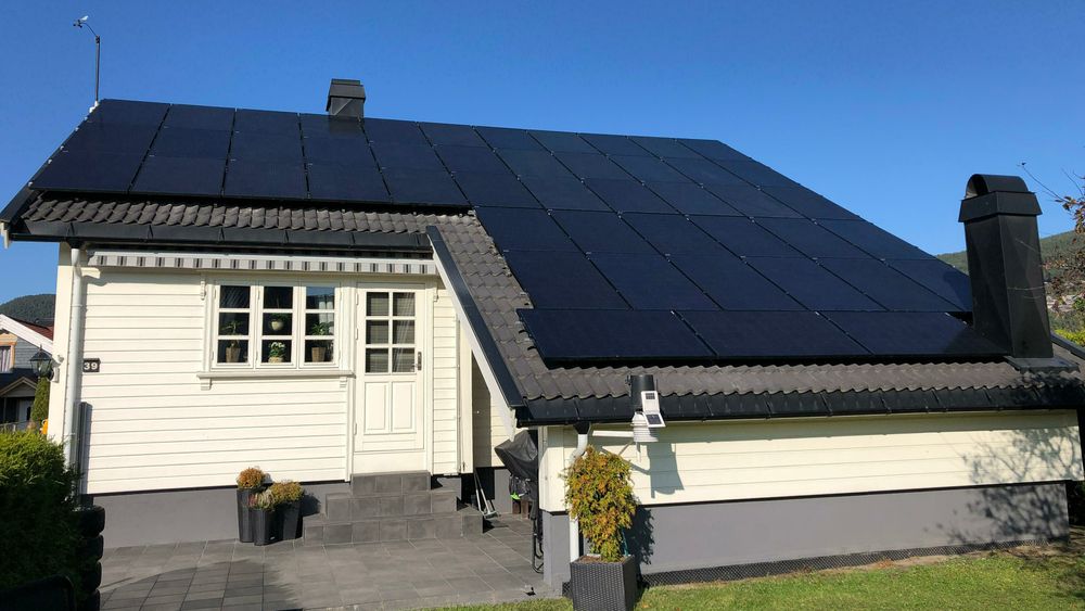 Stadig flere skaffer seg solceller. Det må nettselskapet vite om, så de får registrert hvor det kommer strøm inn på nettet. Knut Loddengaard i Mjøndalen har hele 48 paneler på taket.