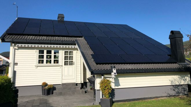 Flere må vente i måneder på å få lov til å legge solceller på eget tak. – Unødvendig at sakene hoper seg opp
