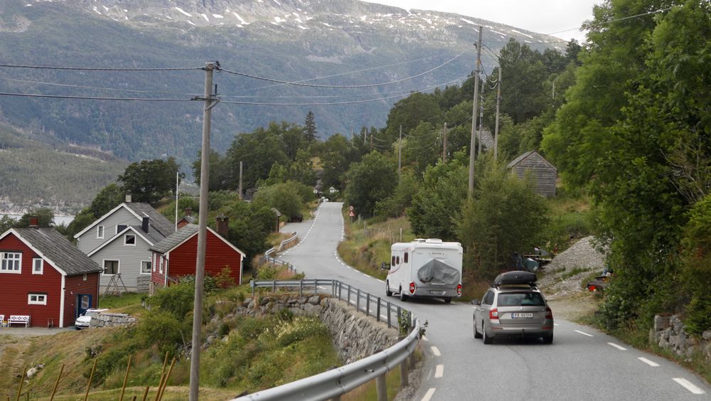 Kvaliteten på veiene i Norge er blitt bedre, men det er store regionale forskjeller, ifølge en ny rapport. Bildet er fra fylkesvei 7 ved Øystese.