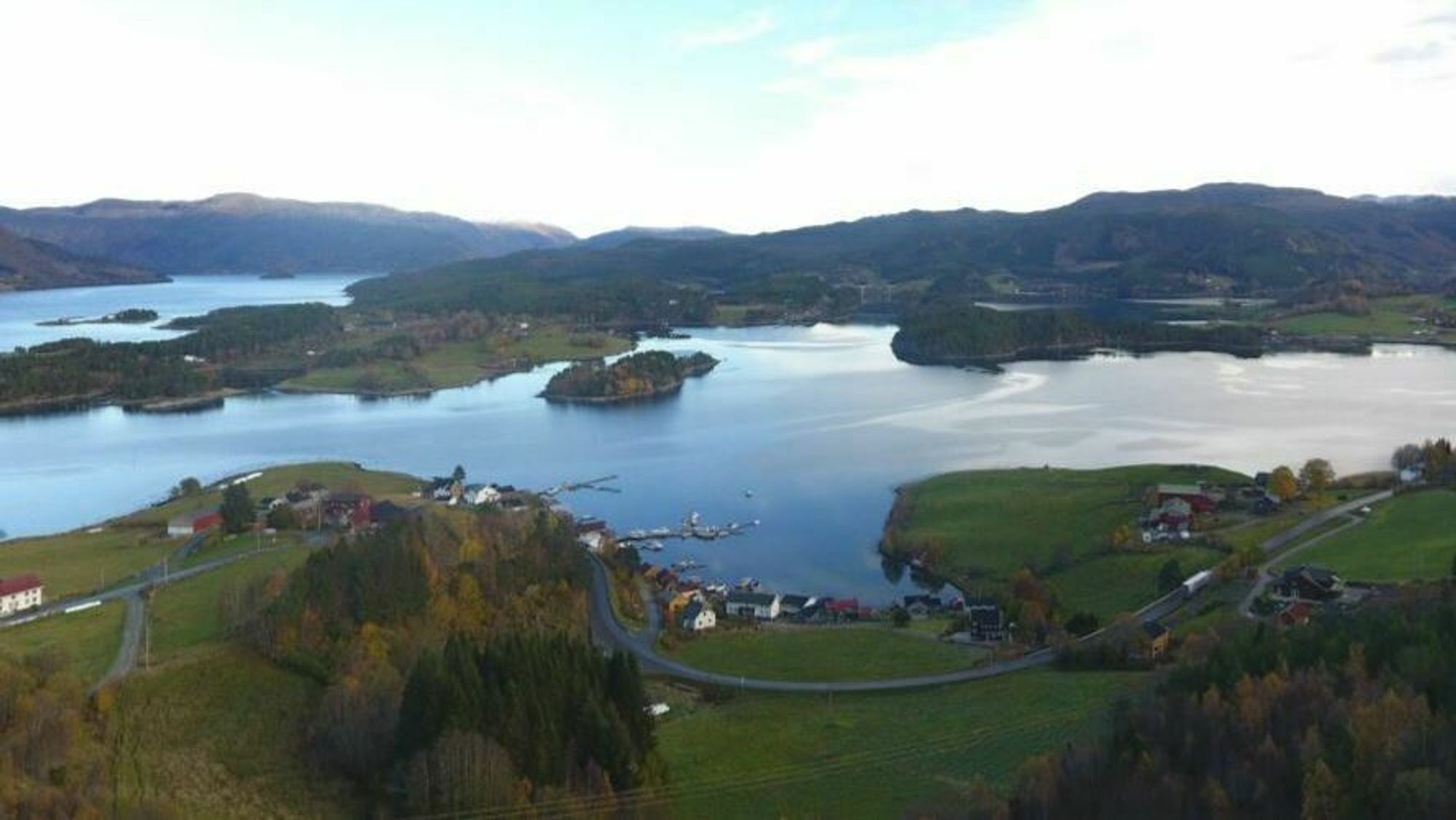 Dronefoto tatt rett over traseen for den nye veien. Utsikt retning østover mot Valsøya. Otnes i forgrunnen. 
