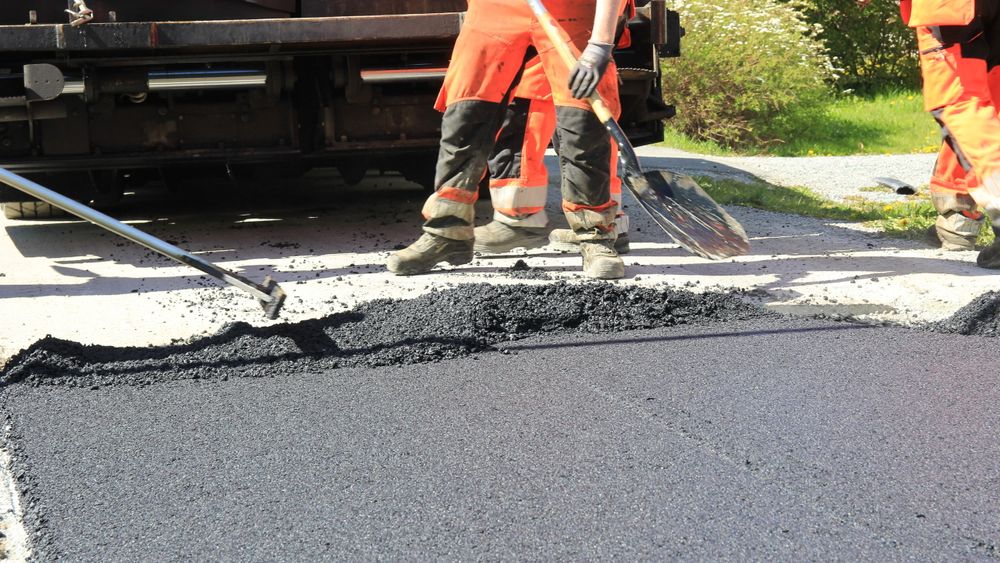 Ny kontrakt: Over 40.000 tonn asfalt skal ut på fylkesveiene på Romerike