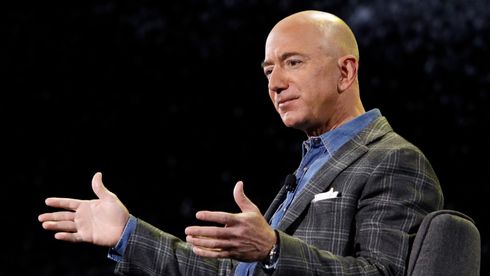 Amazon-sjef Jeff Bezos. Mann i jakke og blå skjorte som gestikulerer med armene.