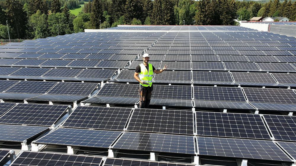 Solenergi tar lite areal, kan desentralisere strømproduksjonen og er relativt konfliktfritt. Men hvor mye plass bør det ha i Norge?