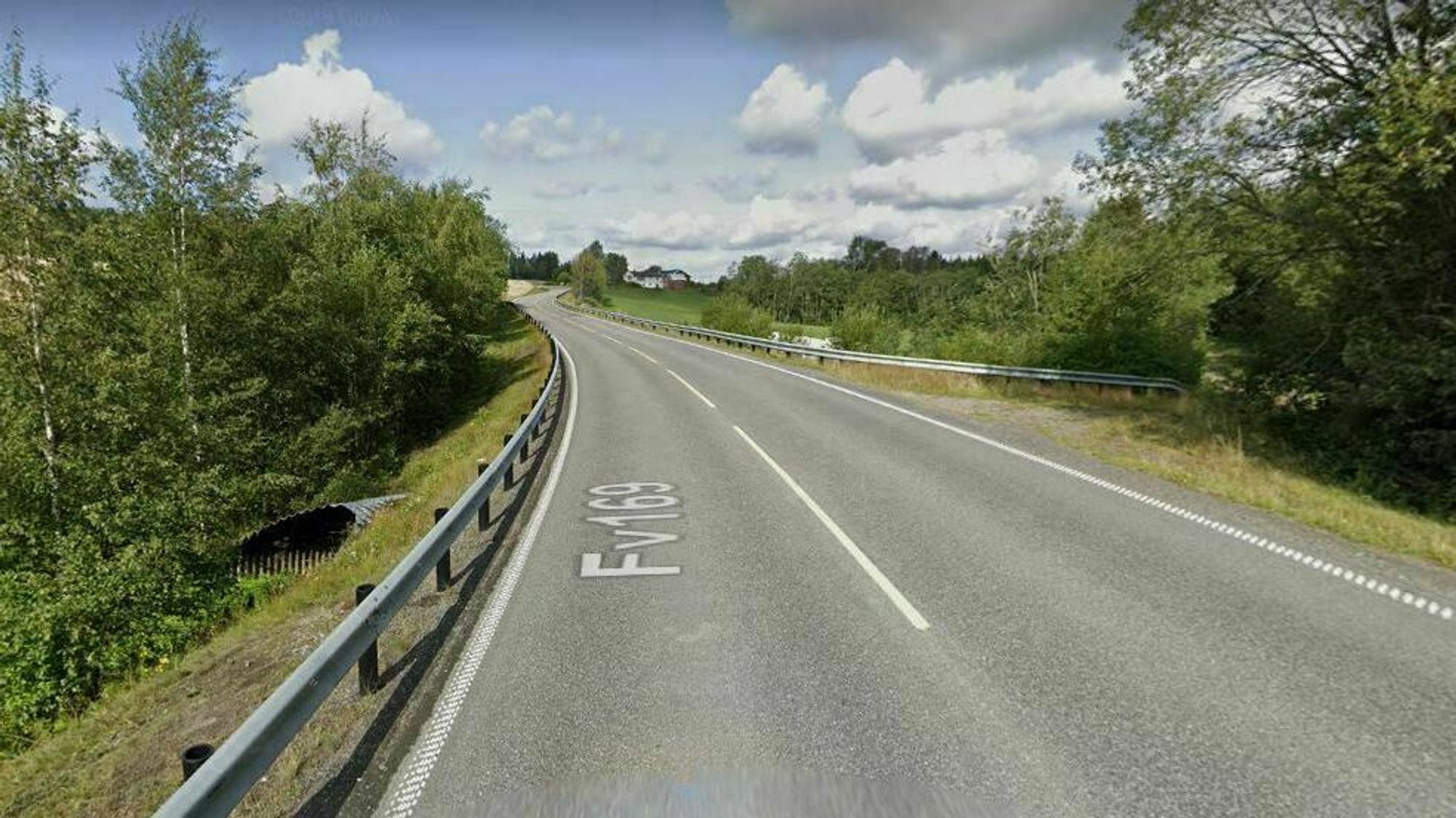 Utsyn vestover på Hølandsveien, omtrent der den lille brua skal bygges. 