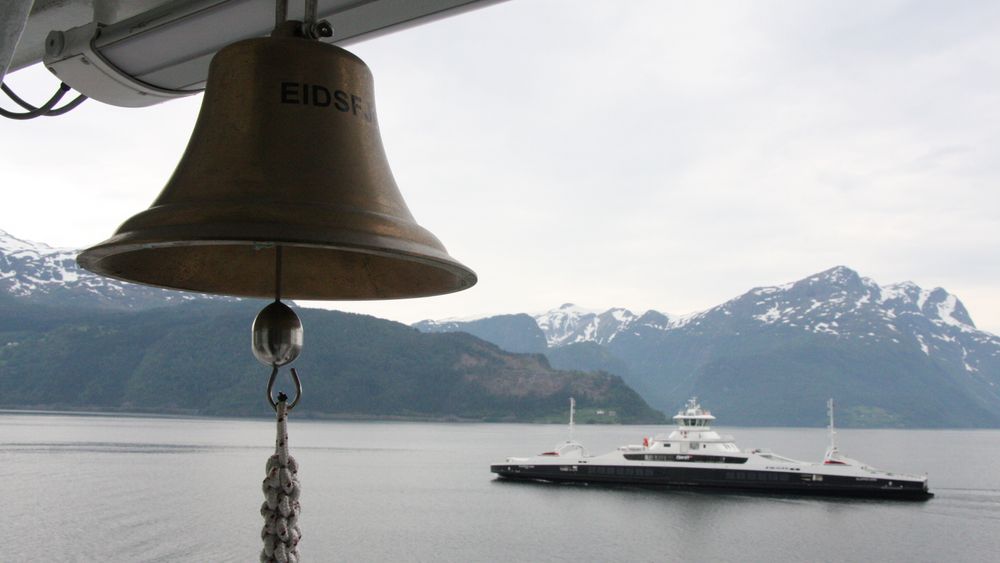 Varselkokkene ringer for norske verft. De fleste ferger bygges nå i Tyrkia, deriblant disse to: MF Gloppefjord sett fra MF Eidsfjord.