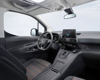 Bilde av interiøret i en oransje Opel Combo-e Life.