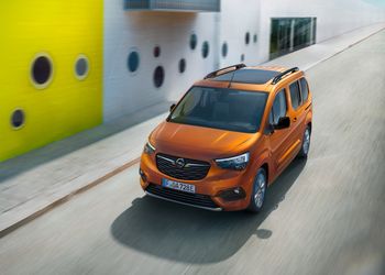 Bilde av en oransje Opel Combo-e Life.