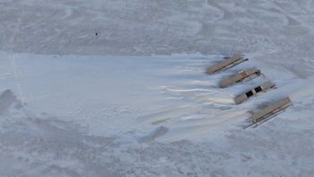 Dronefoto viser størrelsen på snøfonnene i forhold til anlegget (en rad i anlegget er 10 m lang).