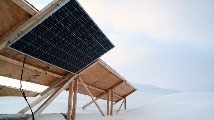 Et panel ble vendt mot bakken for å undersøke kraftproduksjon fra reflektert stråling.