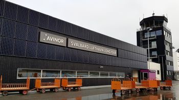 Avinors solkraftverk på Svalbard Lufthavn er et eksempel på solkraftverk som er formet av bygningskroppen og hvor størrelsen på anlegget er begrenset av de tilgjengelige overflatene.