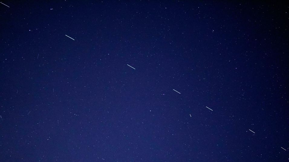 Starlink-satellitter på nattehimmelen.