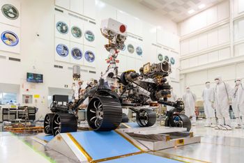 Perseverance-roveren i et sterilt rom ved Jet Propulsion Laboratory i Pasadena i California i desember 2019. Foto: J. Krohn/NASA via AP / NTB