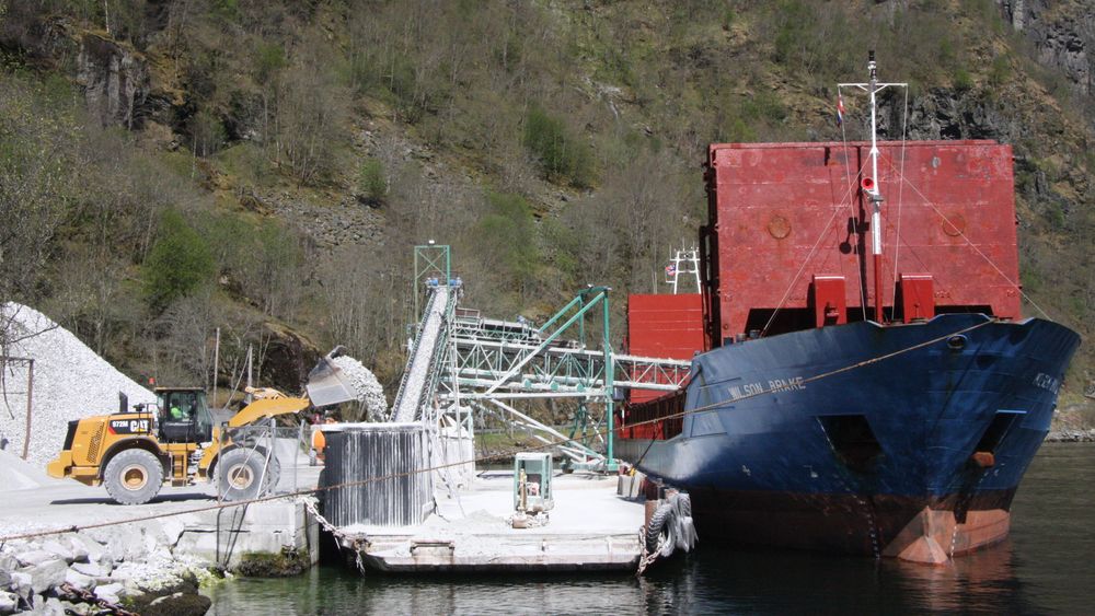 Ved alle offentlige anbud, enten det er til bygg av skoler eller veier, må det transporteres byggematerialer. Der må stat og fylke stille krav til minst 30 prosent miljøvekting.